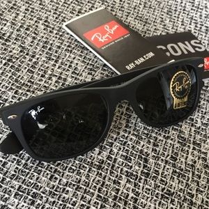 Brand New Ray-Ban New Wayfarer NWT